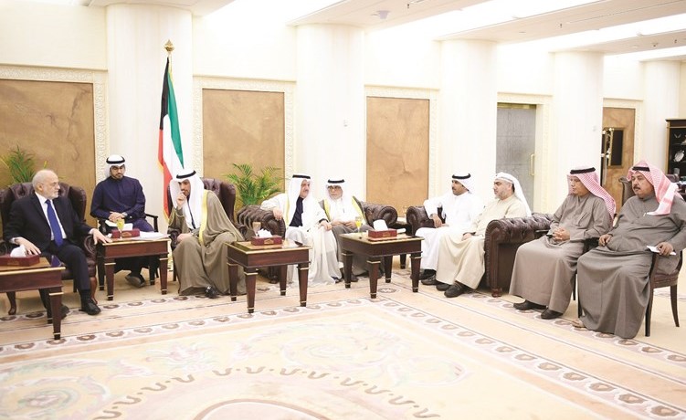 الرئيس الغانم مع الجعفري ويبدو خلف دميثير ومبارك الحريص وخالد الشطي وفراج العربيد وصلاح خورشيد وعيسى الكندري﻿