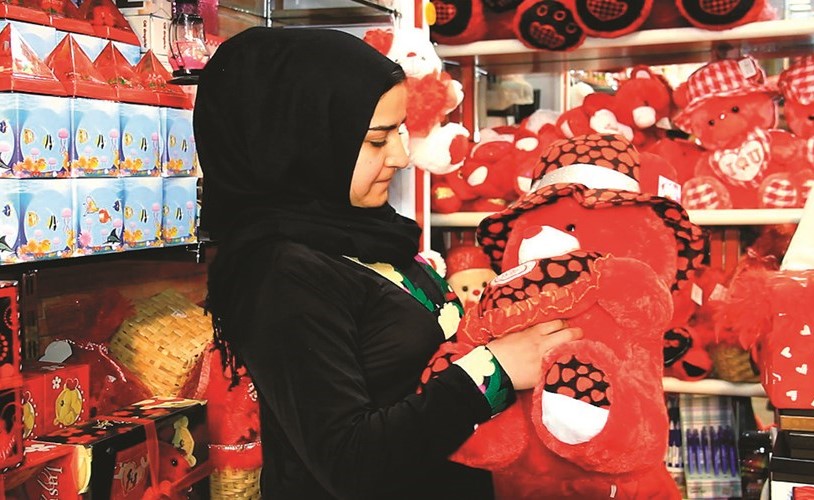 موصلية تختار دمية حمراء في عيد الحب﻿