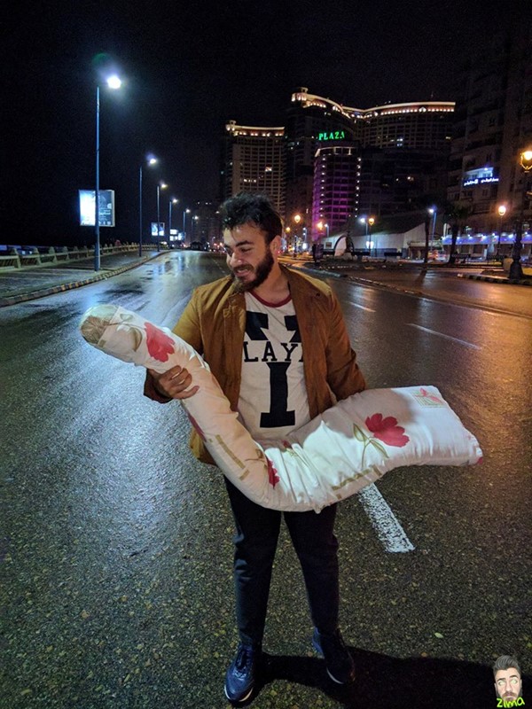 بالصور.. شاب مصري يتجاوز الفراغ العاطفي بطريقة مبتكرة في الفالانتين