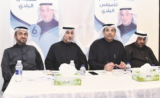 د.يعقوب الصانع ود.فاضل صفر ود.عبد الواحد الخلفان وجواد قمبر خلال المحاضرة	(ريليش كومار) ﻿