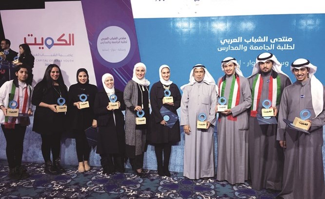 أ.د.محمد المقاطع متوسطا الطلبة المشاركين في المنتدى﻿
