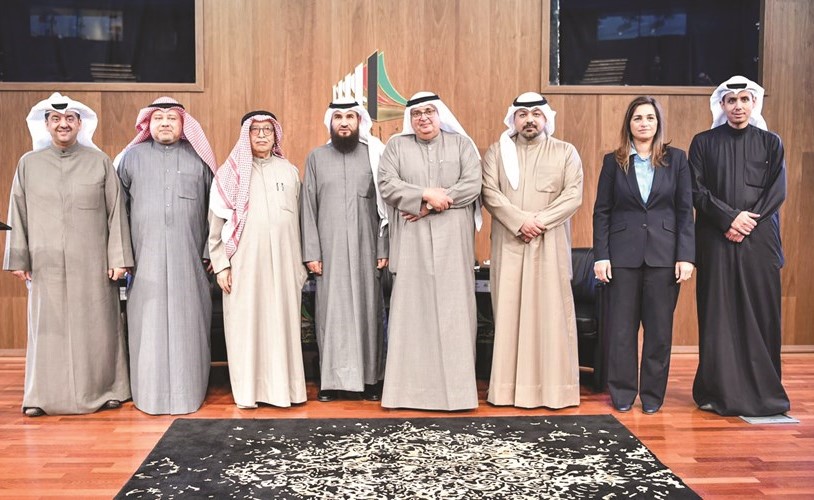 علام الكندري متوسطا فيصل العيار وعلي الموسى وسلمى الحجاج والشيخ يوسف العبدالله ود.خالد مهدي ووليد الخشتي﻿