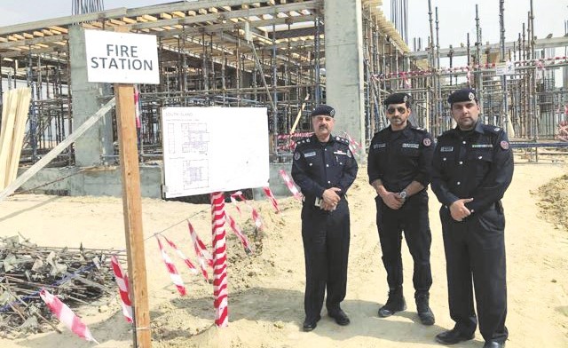العقيد م.عبدالمحسن العنزي مع رجال الاطفاء في الموقع﻿