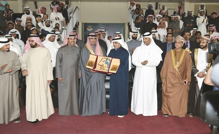 الوزير خالد الروضان يكرم العقيد د. سعود طامي ممثلا عن ادارة شؤون الإقامة بوزارة الداخلية﻿