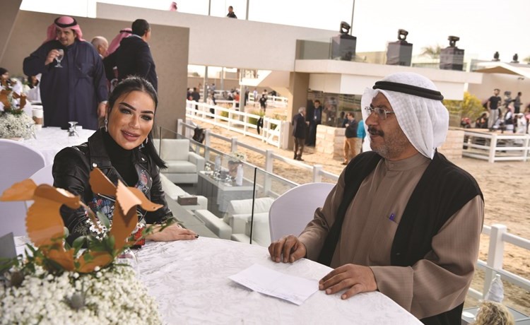الزميل مبارك الخالدي يتحدث إلى مي بوزبر       (ريليش كومار)﻿