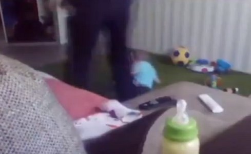 بالفيديو.. بكاء الطفل الهستيري فضح المربية.. وما اكتشفته الأم كان صادماً
