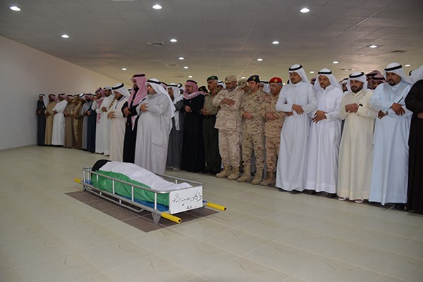 رئيس الاركان واعضاء بمجلس الدفاع العسكري يشيعون شهيد الواجب راكان خلف