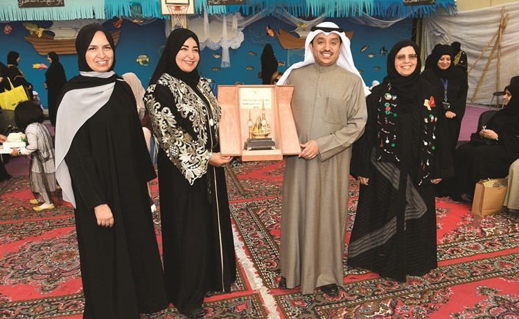 د.عبدالمحسن الحويلة يتسلم درعا تكريمية	﻿