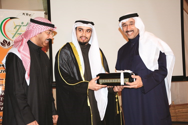 د.حمد الحساوي وفاضل المندي يكرمان الشيخ فهد نايف الجابر﻿