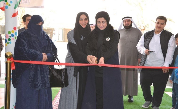 الشيخة نجلاء المالك ومنى النصار تفتتحان الحضانة﻿
