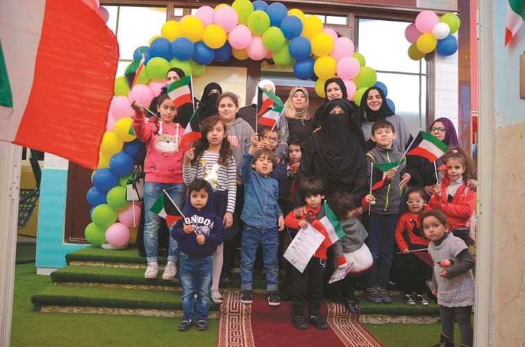 لقطة تذكارية مع عدد من البراعم والحضور﻿