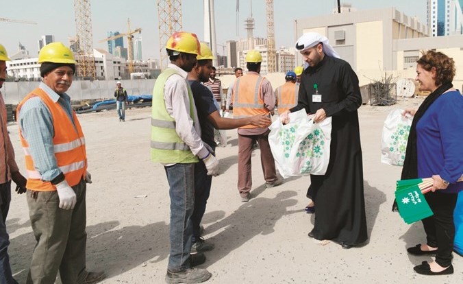 توزيع الهدايا من التجاري على العمال في الشوارع﻿