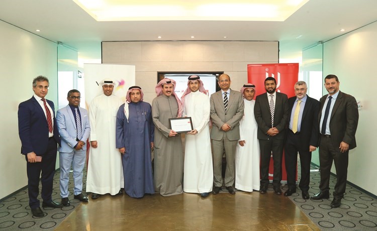 إداريو VIVA وOracle بعد انجاز المشروع بنجاح﻿
