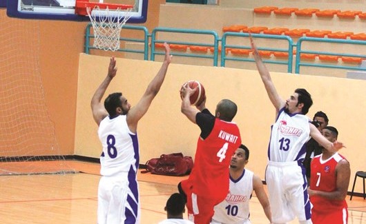 محاولة من لاعب الكويت راشد الرباح للتسجيل في سلة الجهراء ﻿