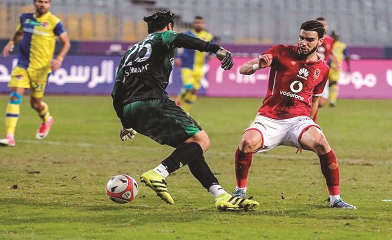 مهاجم الأهلي وليد أزارو يحاول استخلاص الكرة من حارس الأسيوطي﻿