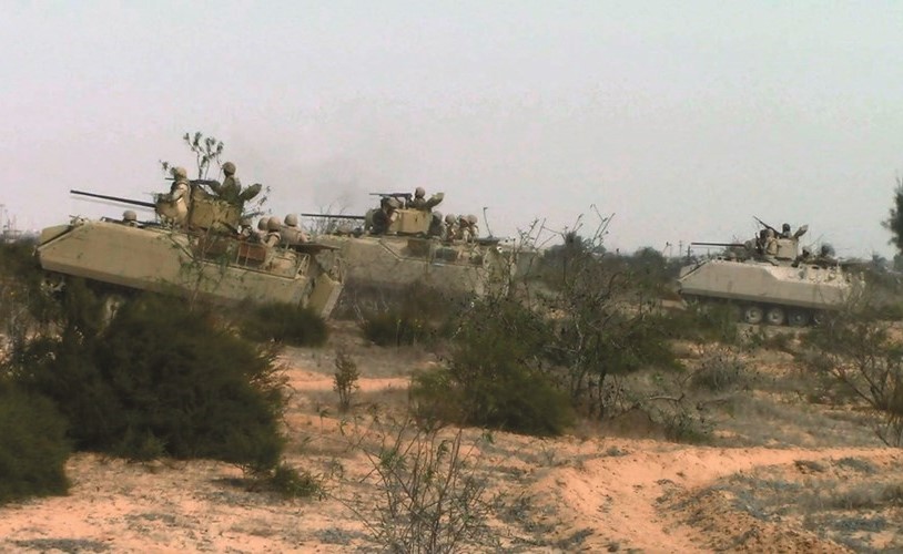 قوات الجيش خلال مطاردة العناصر الإرهابية في صحراء سيناء﻿