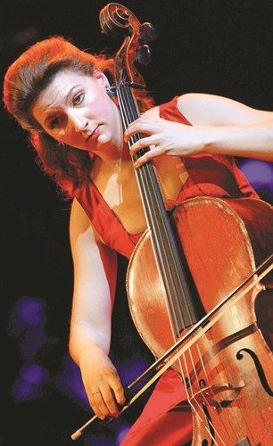 أوفيلي غايار تعزف على الكمان في إحدى المناسبات﻿