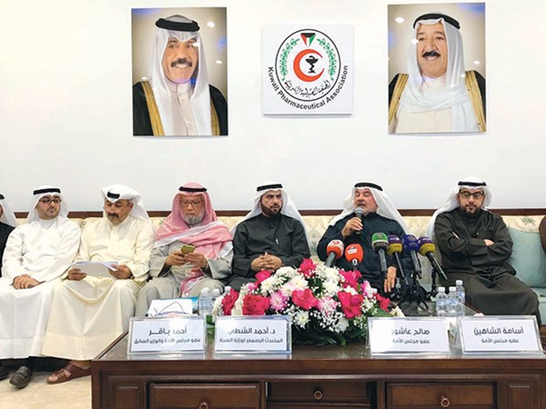 أسامة الشاهين وصالح عاشور وأحمد باقر ود. أحمد الشطي خلال الندوة