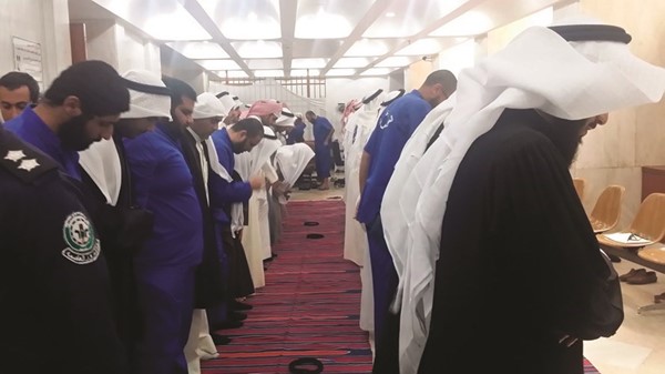 متهمون ومحامون يؤدون صلاة الظهر خلال فترة الاستراحة﻿