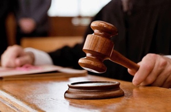 محكمة تقضي بطلاق امرأة اكتشفت مراسلات غرامية في هاتف زوجها