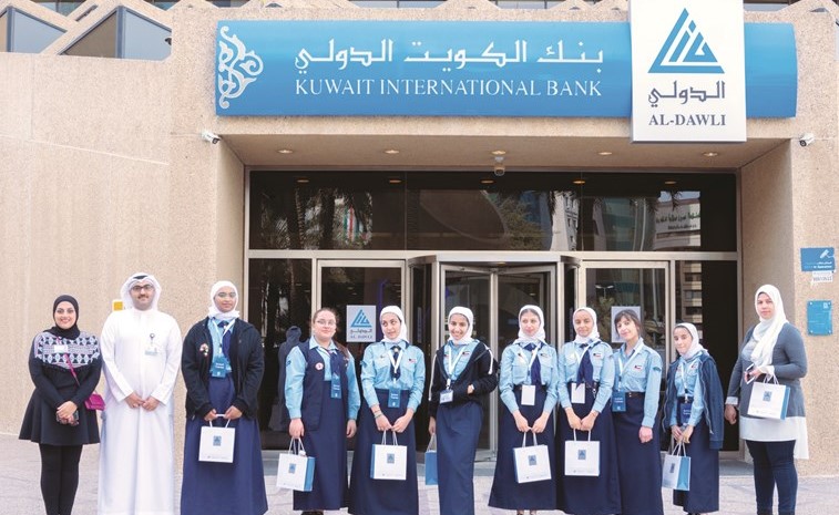 جانب من زيارة الطالبات لـ الدولي﻿