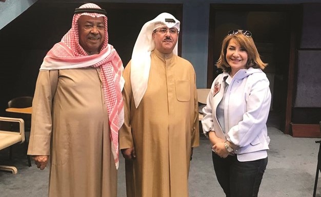الشيخ فهد المبارك يتوسط الفنان القدير سعد الفرج والنجمة القديرة هدى حسين﻿