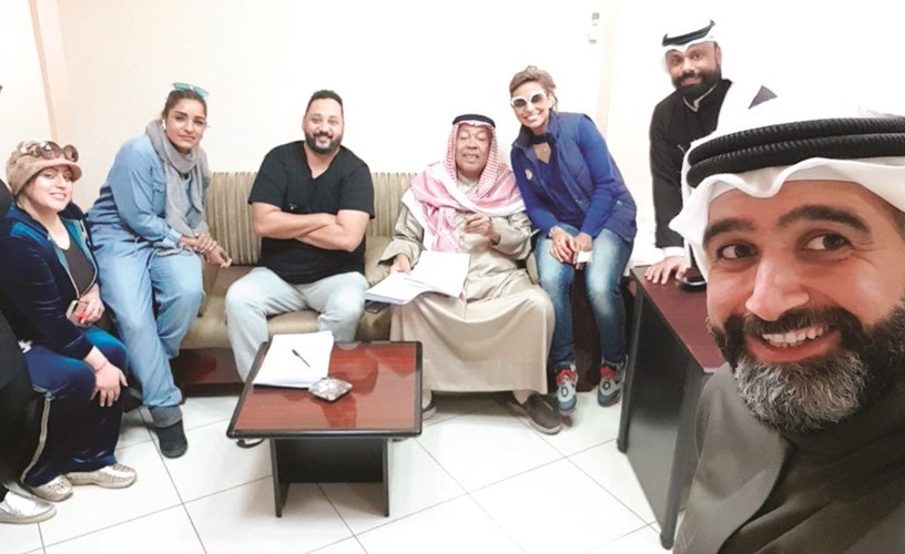 النجوم المشاركون في المسلسل يتوسطهم الفرج﻿