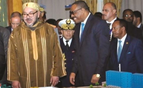 الملك محمد السادس لدى افتتاحه أحد المشاريع المغربية العملاقة في أفريقيا﻿