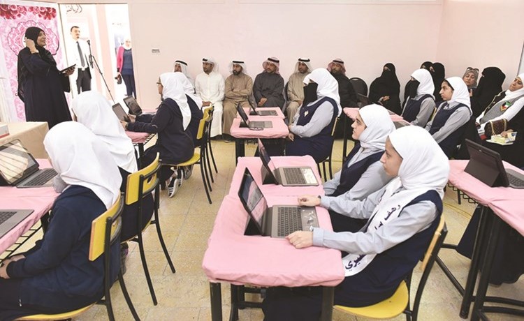 حصة دراسية باستخدام التكنولوجيا الحديثة﻿