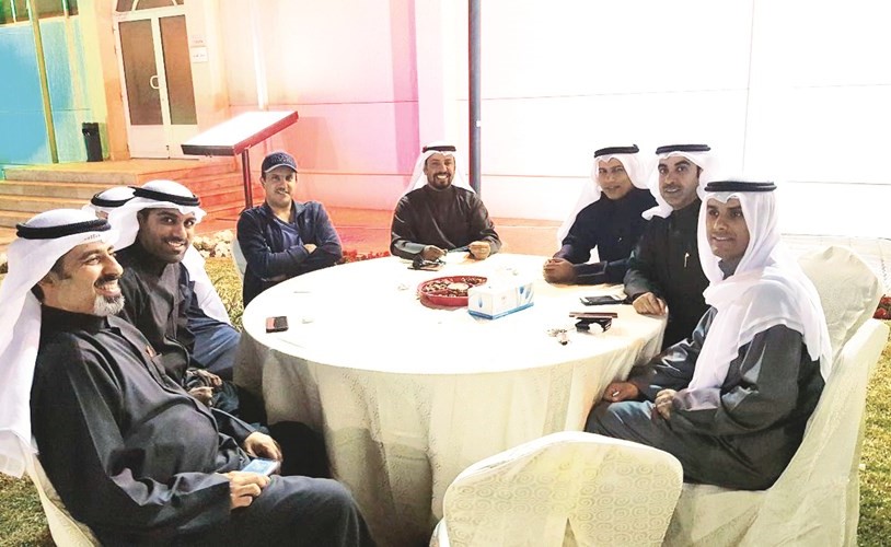 د.سليمان السويط وعدد من الحضور﻿