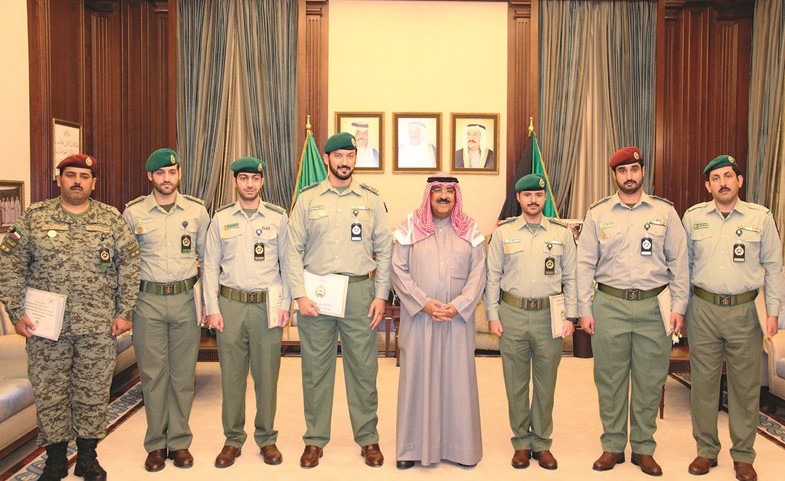 الشيخ مشعل الأحمد متوسطا عددا من منتسبي الحرس الوطني المتميزين﻿