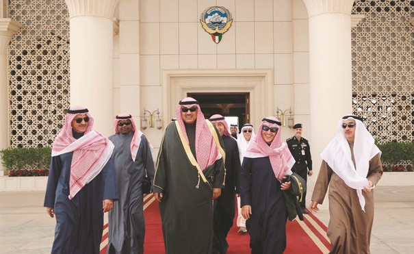 الشيخ صباح الخالد أثناء مغادرته إلى نيويورك﻿