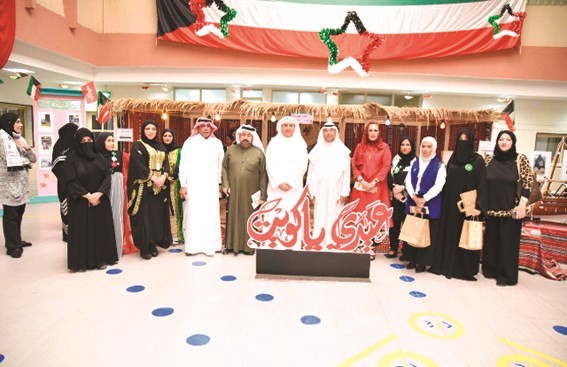 د. سلمان اللافي وعدد من المشاركين في الاحتفال ﻿