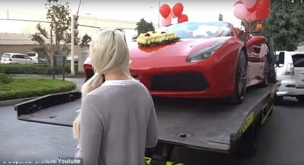 بالصور.. أمريكي ثري يفاجئ زوجته بسيارة فيراري
