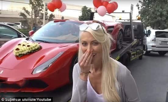 بالصور.. أمريكي ثري يفاجئ زوجته بسيارة فيراري