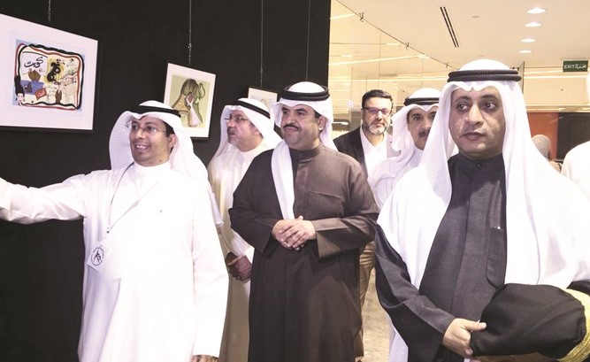 د. بدر الدويش والشيخ دعيج الخليفة والزميل محمد ثلاب خلال جولة بالمعرض﻿