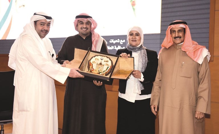 الشيخ طلال ناصر العذبي والشيخة تماضر الخالد يكرمان الشيخ إبراهيم الدعيج﻿