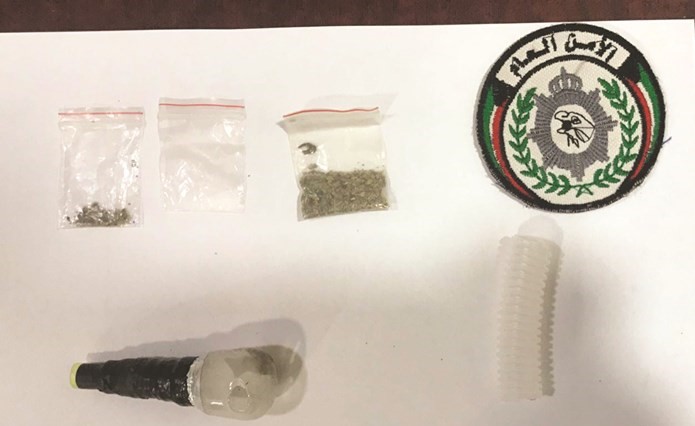  المضبوطات تنوعت بين أكياس بها مادة بيضاء وأخرى عشبية وأدوات تعاط﻿