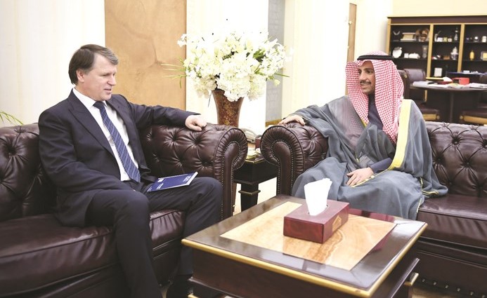 الغانم مستقبلا سفير روسيا﻿