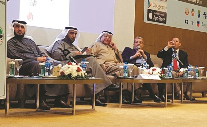 المحاضرون خلال الندوة﻿