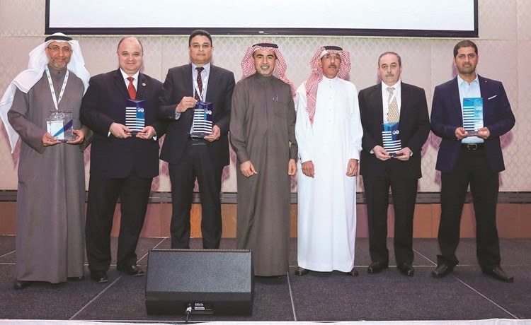 د.عيسى الصفران مع عدد من الفائزين بالجائزة﻿