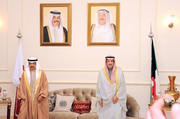 رئيس وزراء البحرين يشيد بجهود سمو الأمير إزاء القضايا العربية والاسلامية
