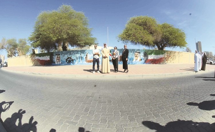 الشيخ أحمد النواف أمام جدارية صاحب السمو 	(محمد هنداوي)﻿