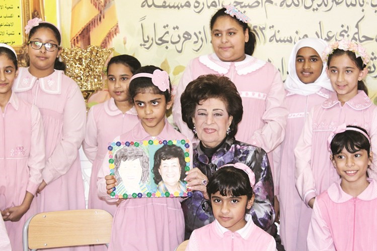  ماما أنيسة مع عدد من تلميذات خلال استضافتها في احدى المدارس﻿