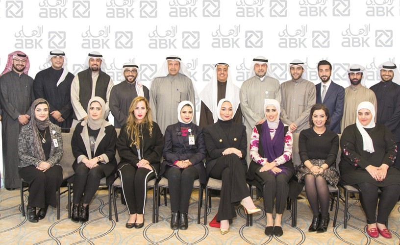 عبدالله السميط وفوزي الثنيان وحمزة إنكي مع الموظفين المشاركين في برنامج تطوير المهارات الإدارية﻿