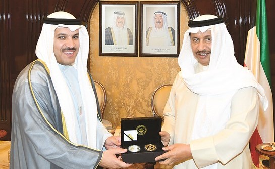 سمو رئيس الوزراء الشيخ جابر المبارك يتسلم مسكوكة تذكارية من د.محمد الهاشل احتفاء بـ اليوبيل الذهبي للبنك المركزي﻿