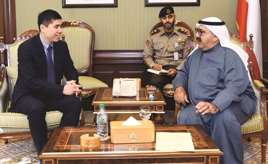 الشيخ ناصر صباح الأحمد مستقبلا السفير الصيني وانغ دي﻿