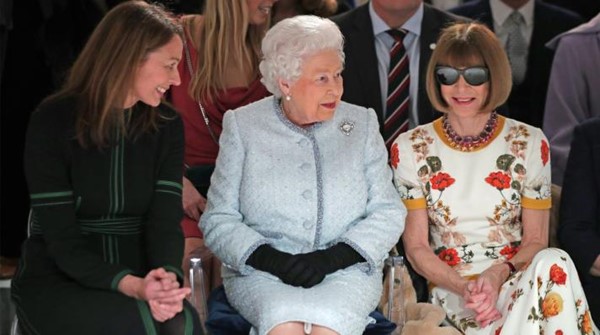 شاهد.. ملكة بريطانيا تحضر فجأه عرض ازياء في لندن