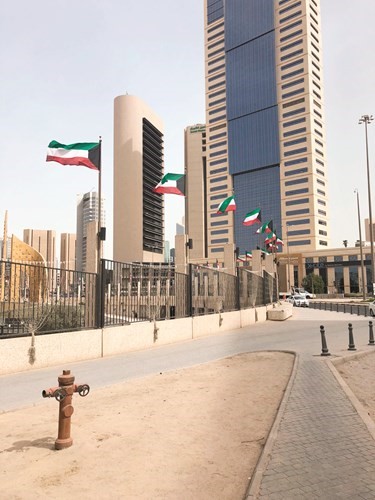 4الأعلام الوطنية ترفرف في مدينة الكويت ﻿