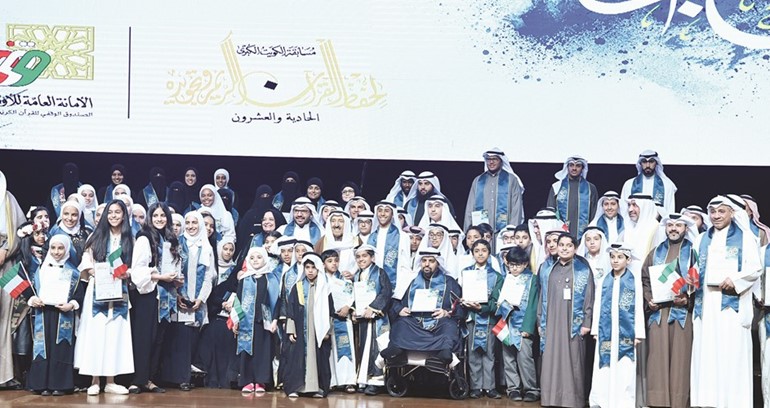 صاحب السمو الأمير الشيخ صباح الأحمد في صورة مع عدد من الفائزين﻿